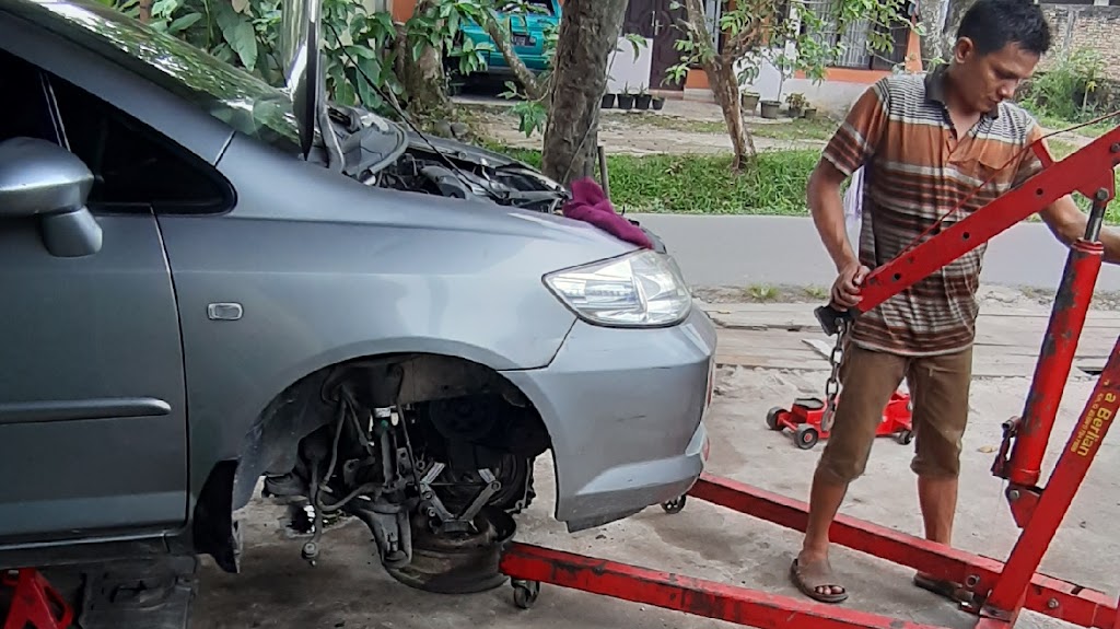 Bengkel,& mekanik mobil panggilan 24 jam.