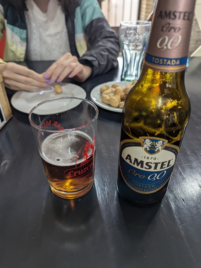 Bar El Monato — Comida y bebida