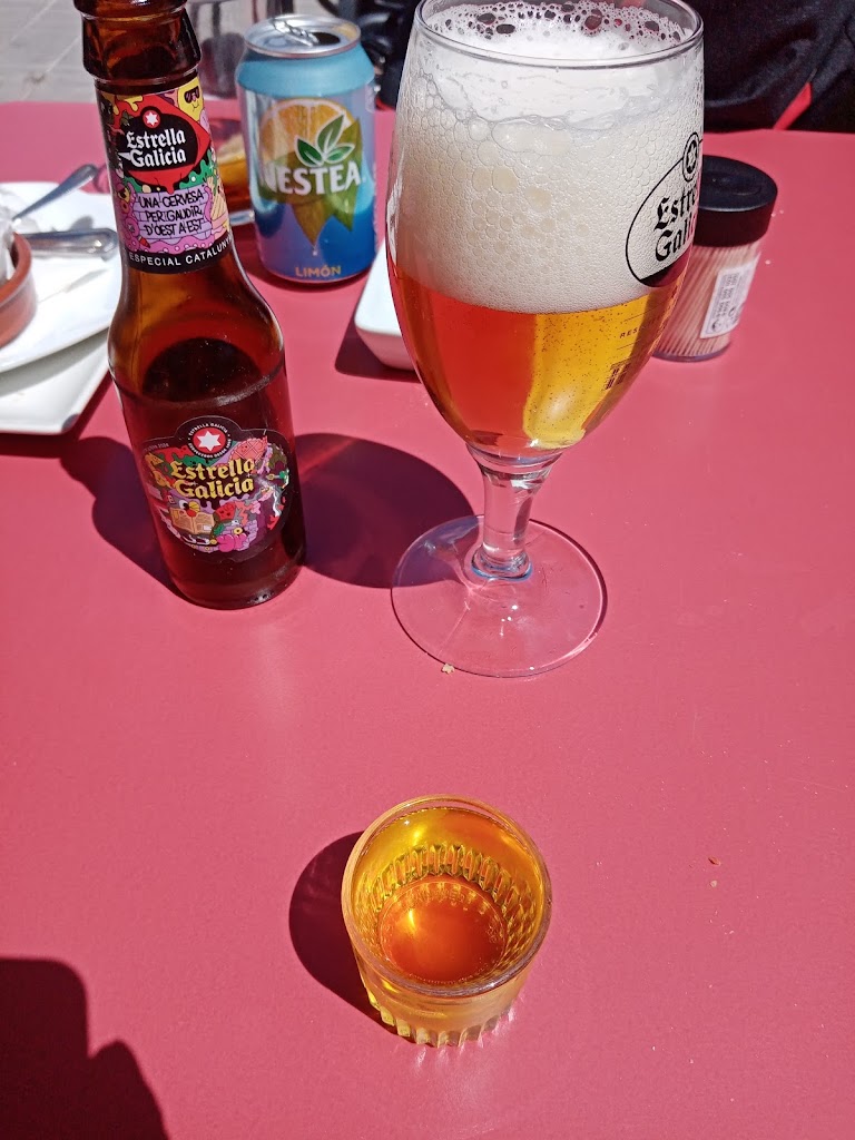 BAR El Barrio — Comida y bebida
