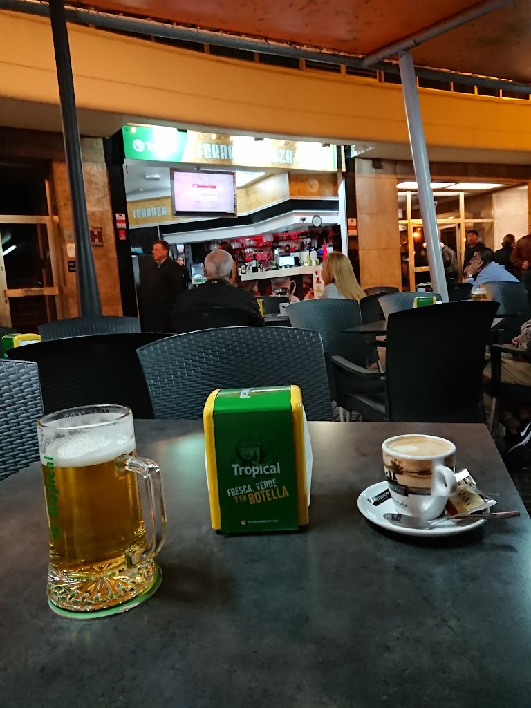 Cafeteria Terraza Plaza — Comida y bebida