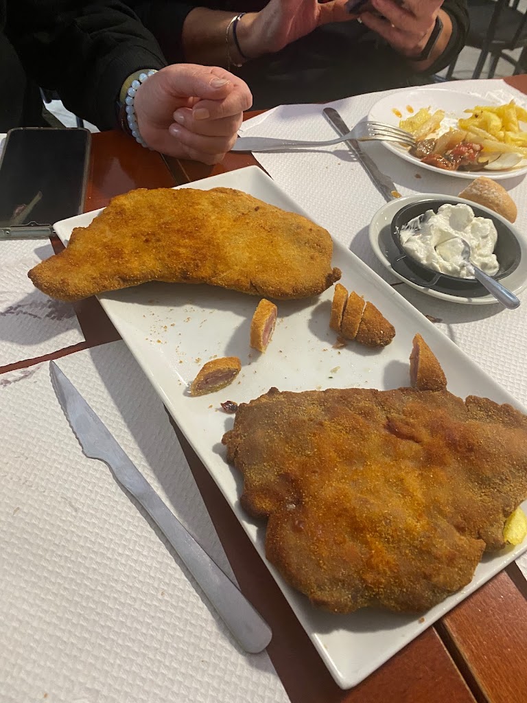 El Dakar Bar-Restaurant — Comida y bebida