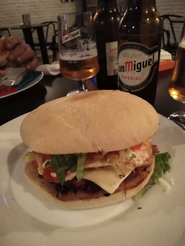 Bar Acuario — Comida y bebida