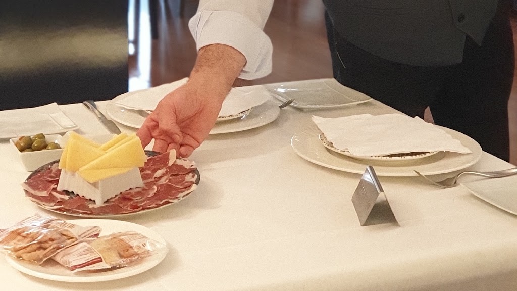 TRESCULTURAS Restaurante — Comida y bebida