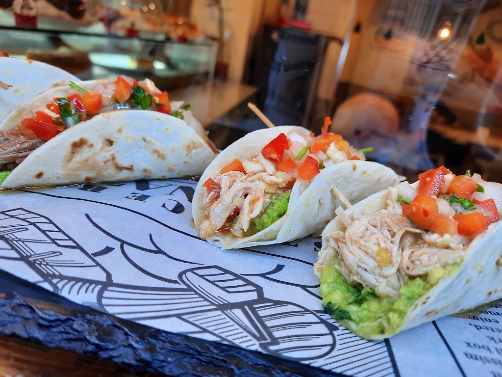 Kanela Kafe — Comida y bebida