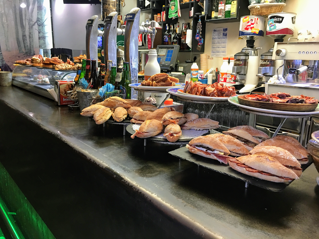 Basoa Cafe Bar — Comida y bebida