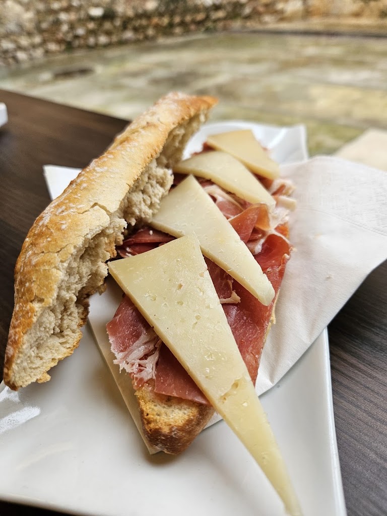BarBas Cerveza Vinos y Tapas — Comida y bebida