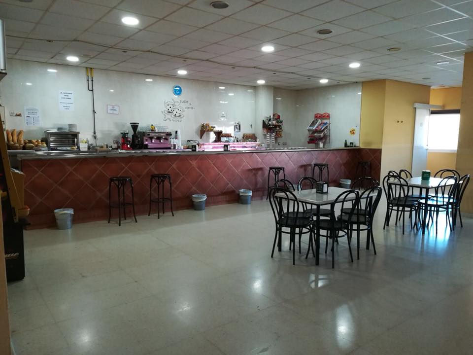Bar Cafeteria Mercalgeciras — Ambiente