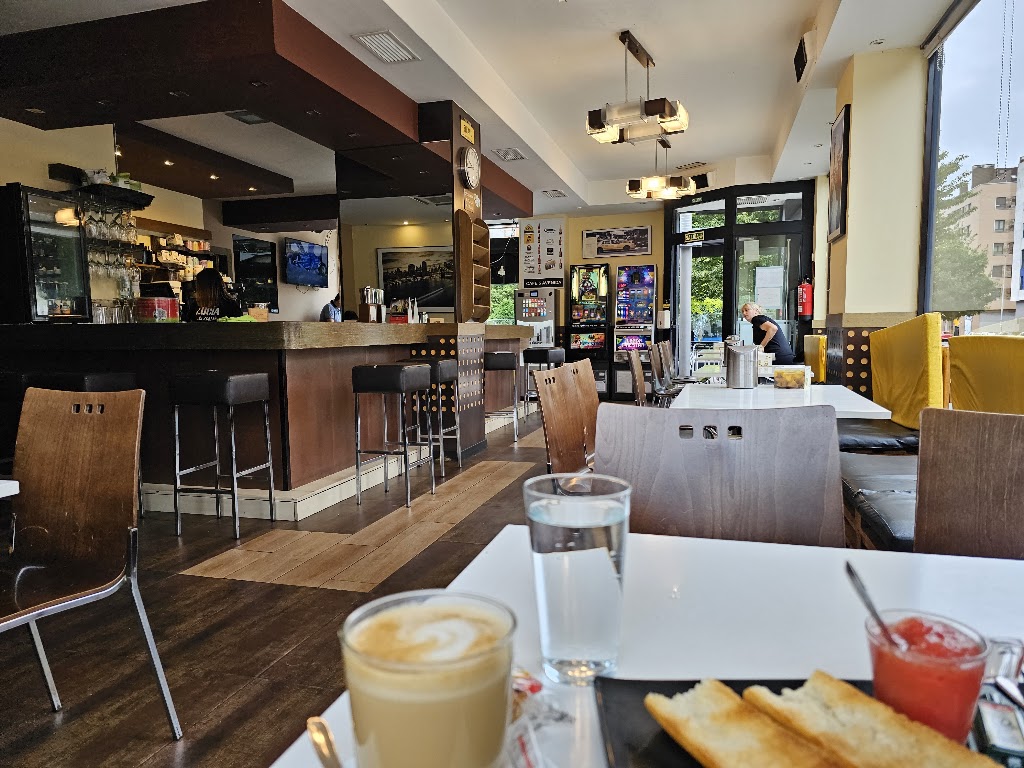 Cafeteria Quinta Avenida — Comida y bebida