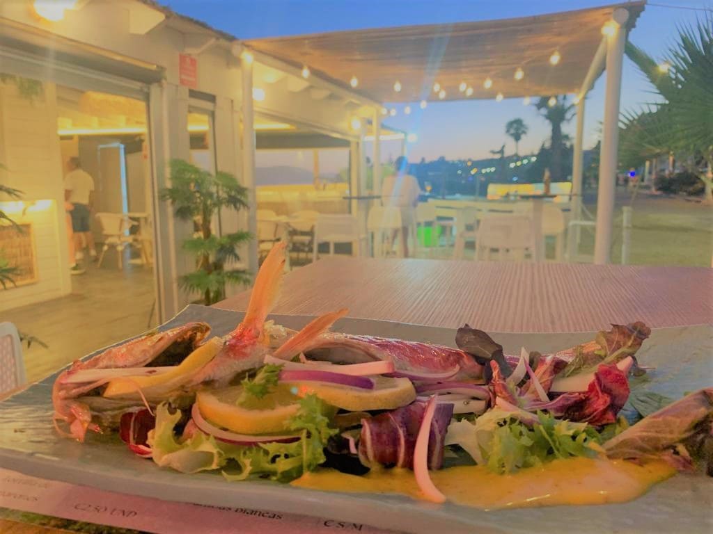 Chiringuito Oasis Beach Restaurant Rincon De La Victoria — Comida y bebida