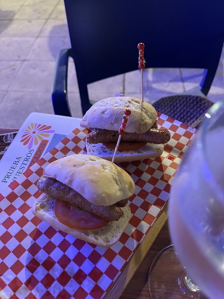 El Parke Lounge Bar — Comida y bebida