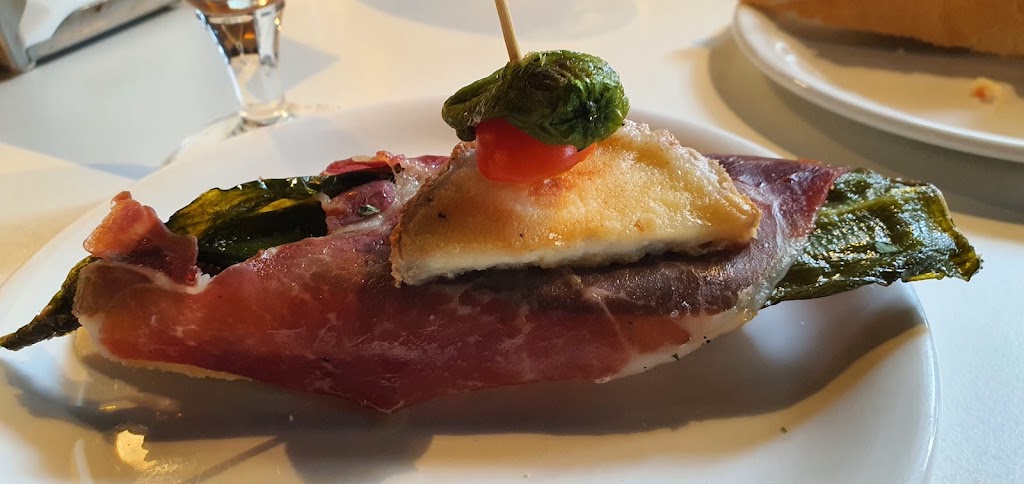 Restaurante Yoldi — Comida y bebida
