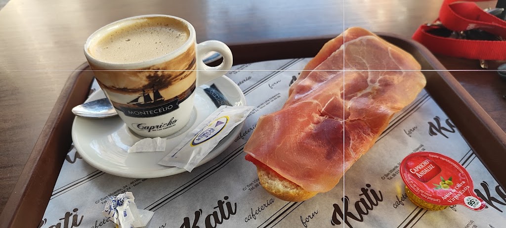 Kati Forn I Cafeteria — Comida y bebida