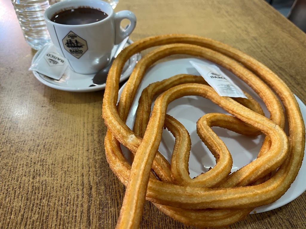 Cafeteria Pajaro — Comida y bebida