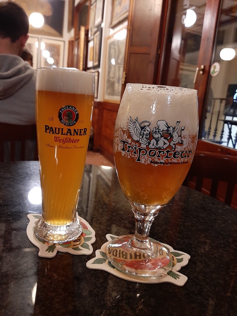 Cafe - Bar Amigos de las Artes — Cerveza