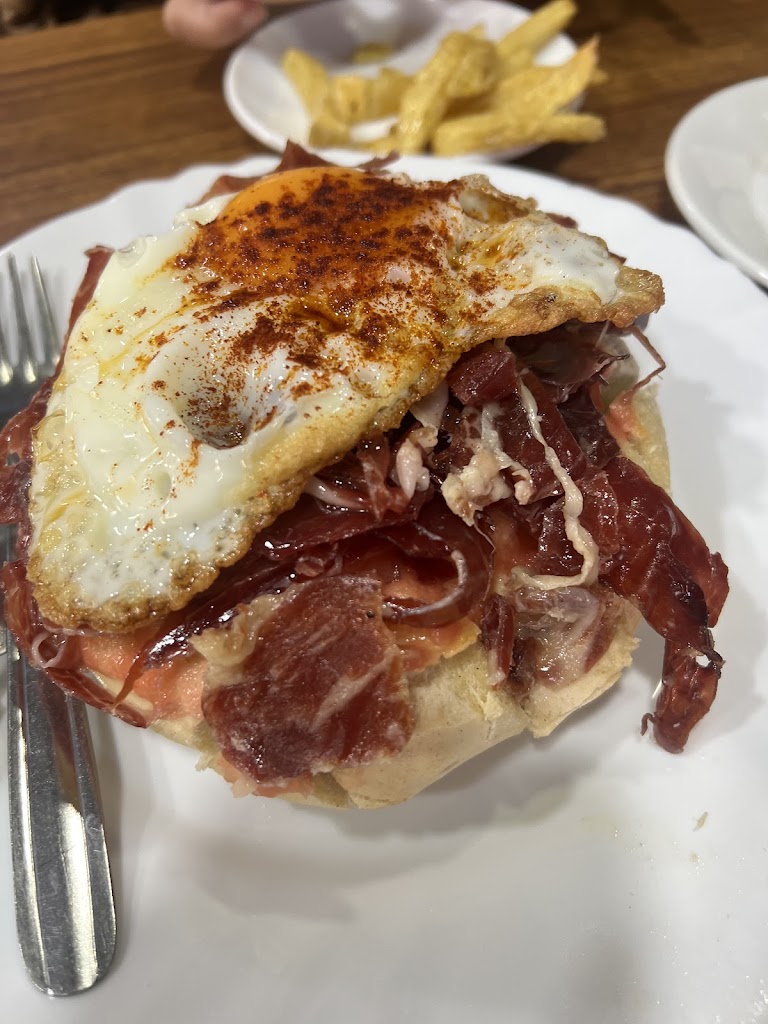 Casa Emilio Cafe-Bar — Comida y bebida