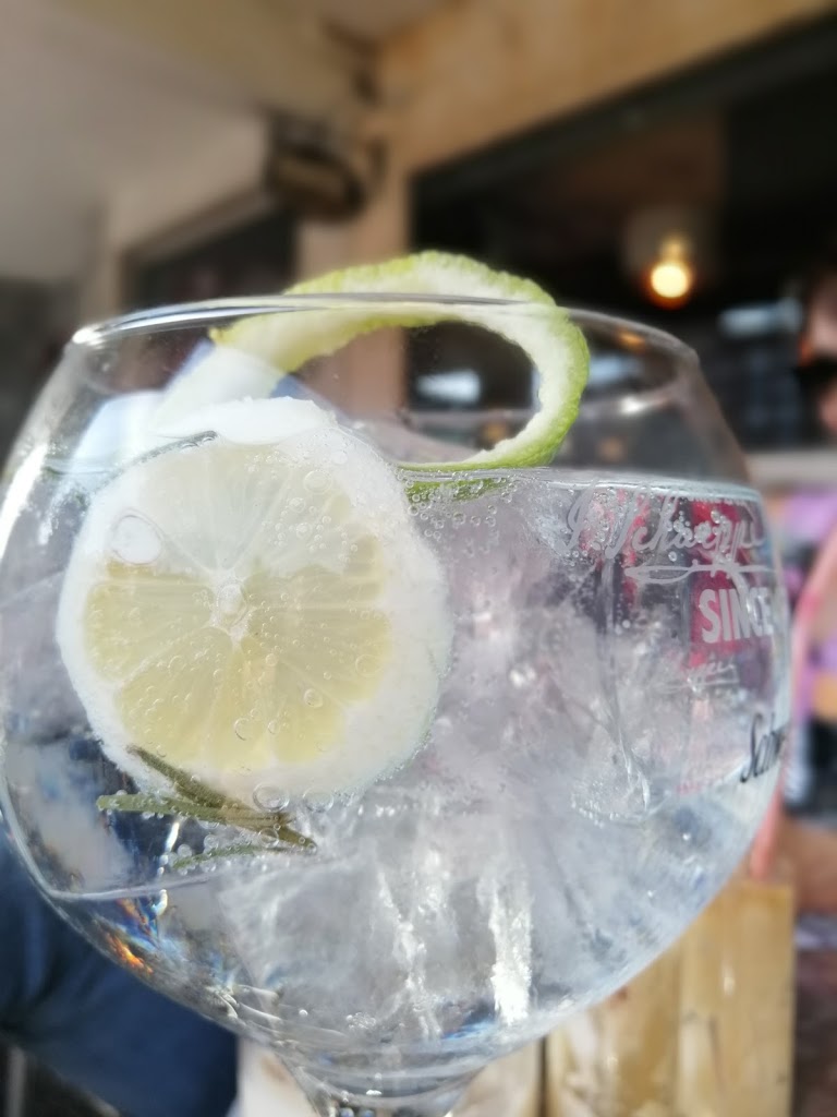V-Bat taberna — Comida y bebida