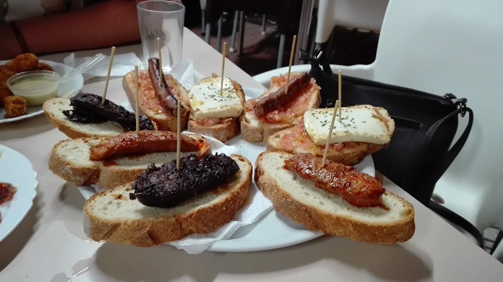 Bocaditos y tapas Aguilas — Comida y bebida