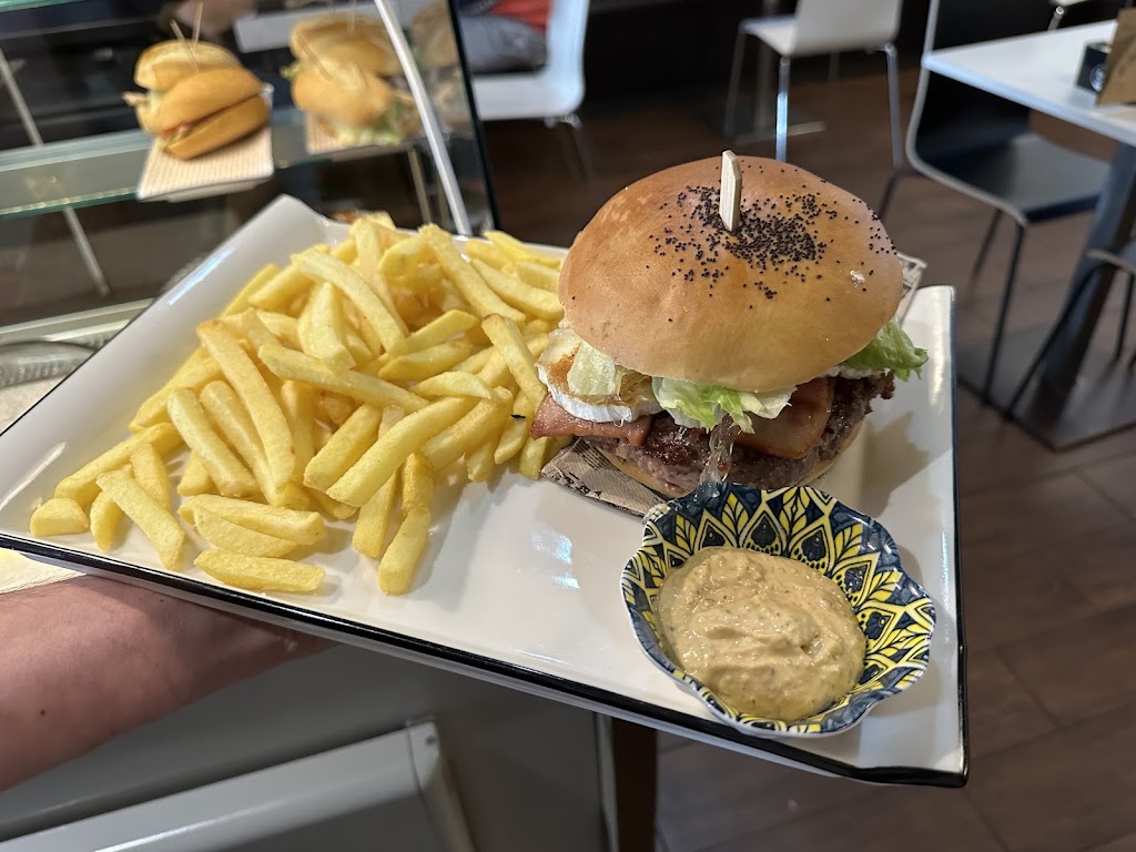 La Brujula Cafe — Comida y bebida