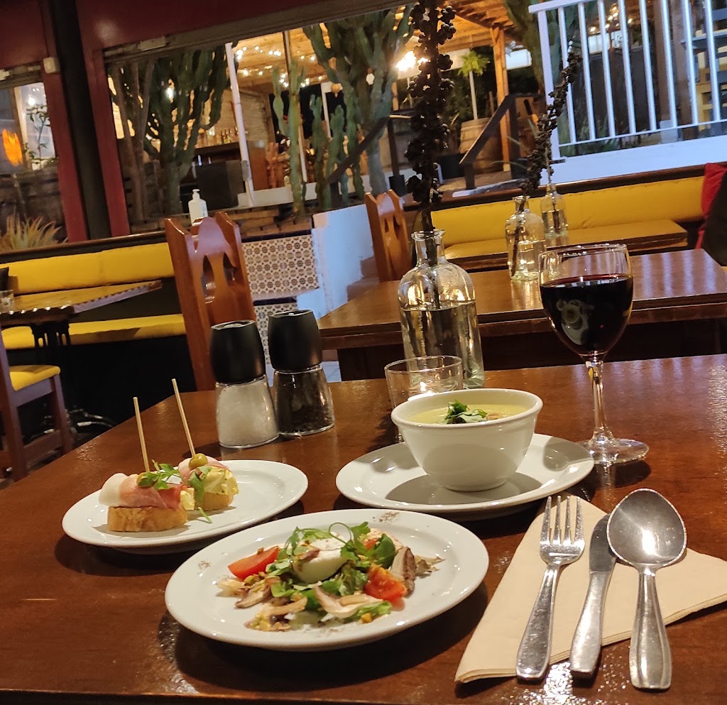 El Saloon — Comida y bebida