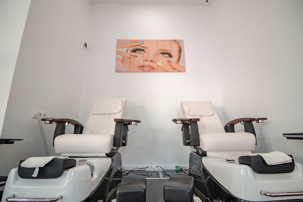 Salon ZNAILS — Interior