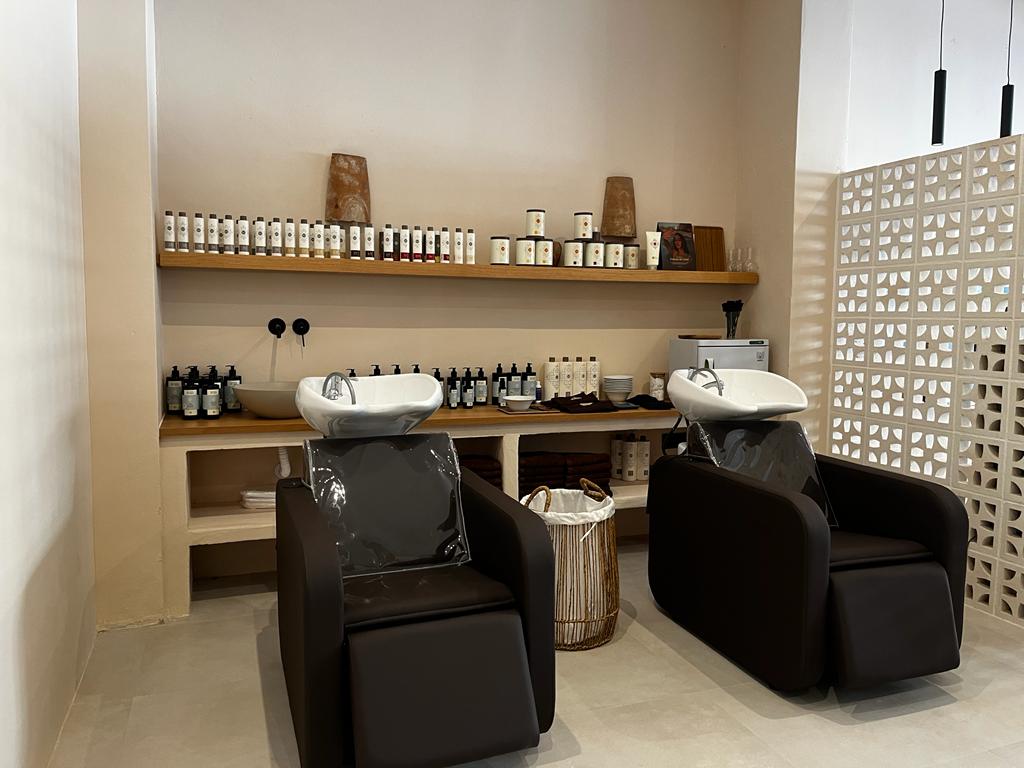 SECRETOS DEL AGUA. PELUQUERIA Y ESTETICA. ARES SALON BOUTIQUE. — Del propietario