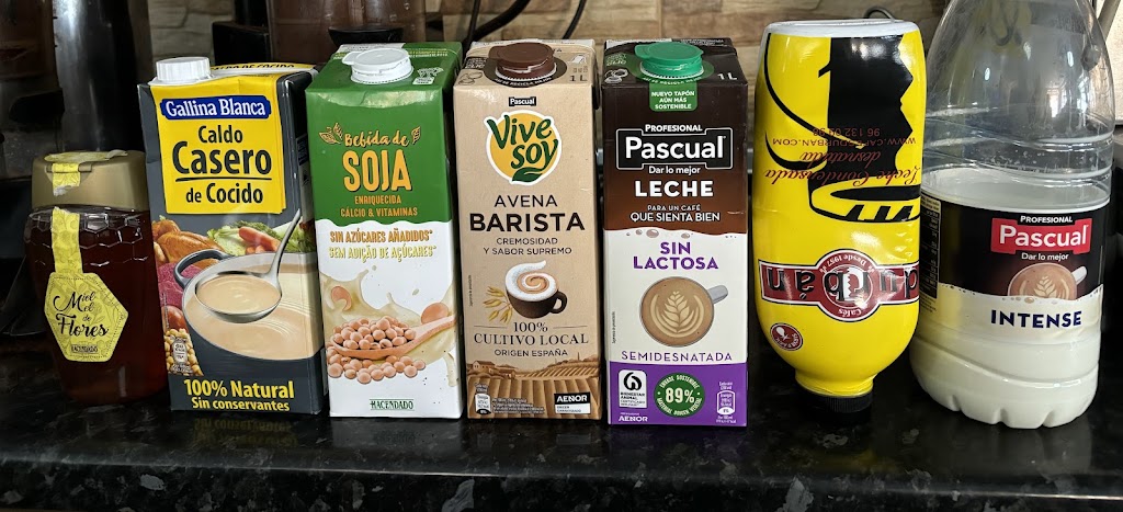 Bar-Cafeteria-Heladeria Cafenet I Mes — Comida y bebida