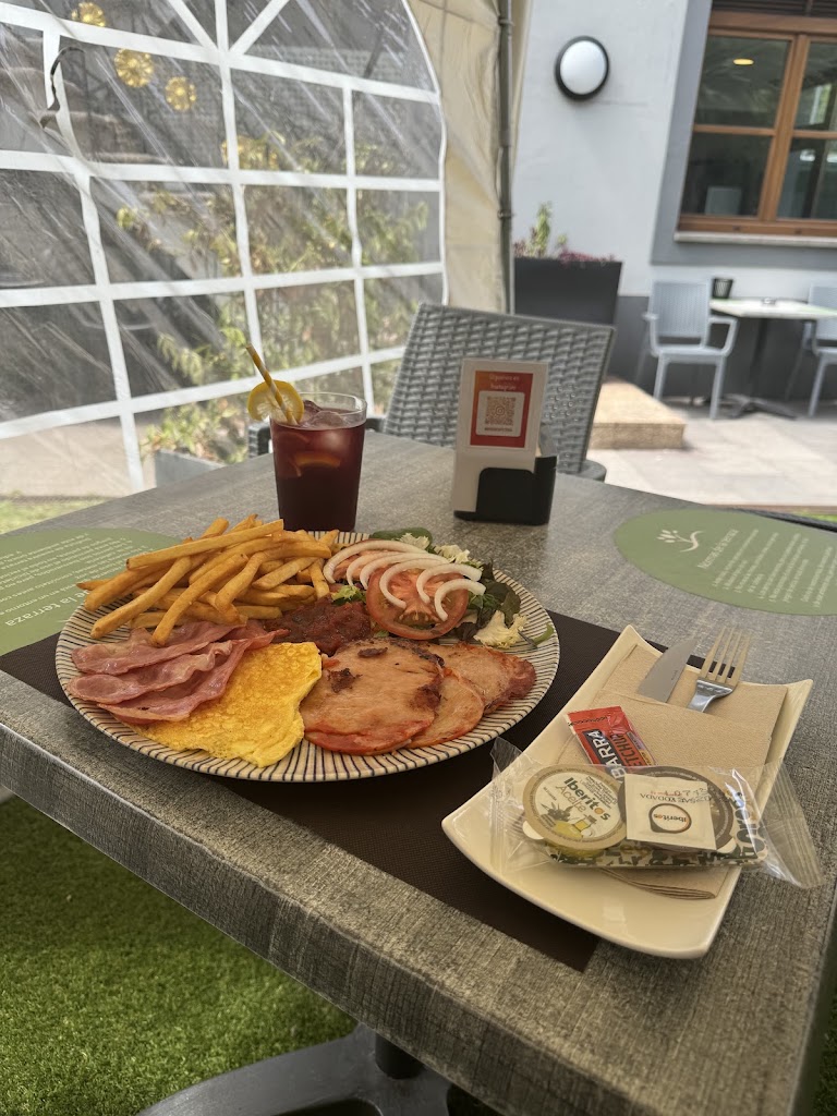 Noega Cafeteria — Comida y bebida