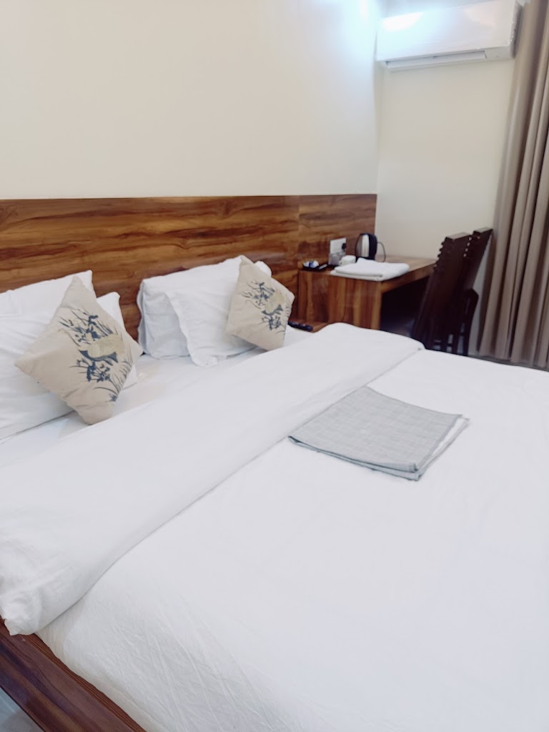 Hotel Landlord Luxury Deluxe Rooms And Ac Restaurant