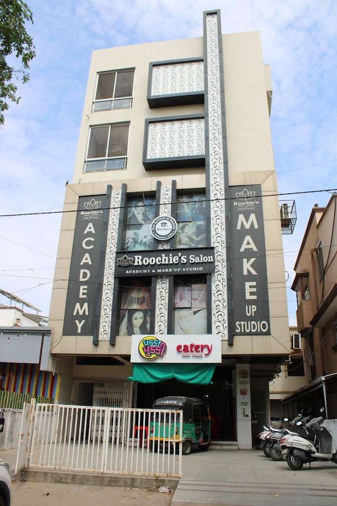 Roochie S Salon Academy And Make Up Studio Best Hair Salon Beauty Academy Makeup Studio In Manjalpur