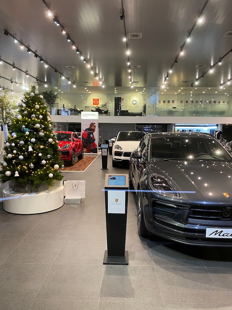 Centro Porsche Valencia — Interior
