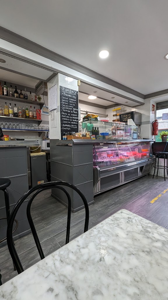Cafe Bar Bombay — Ambiente