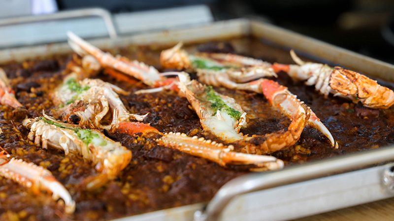 NUI Beach Calella — Comida y bebida