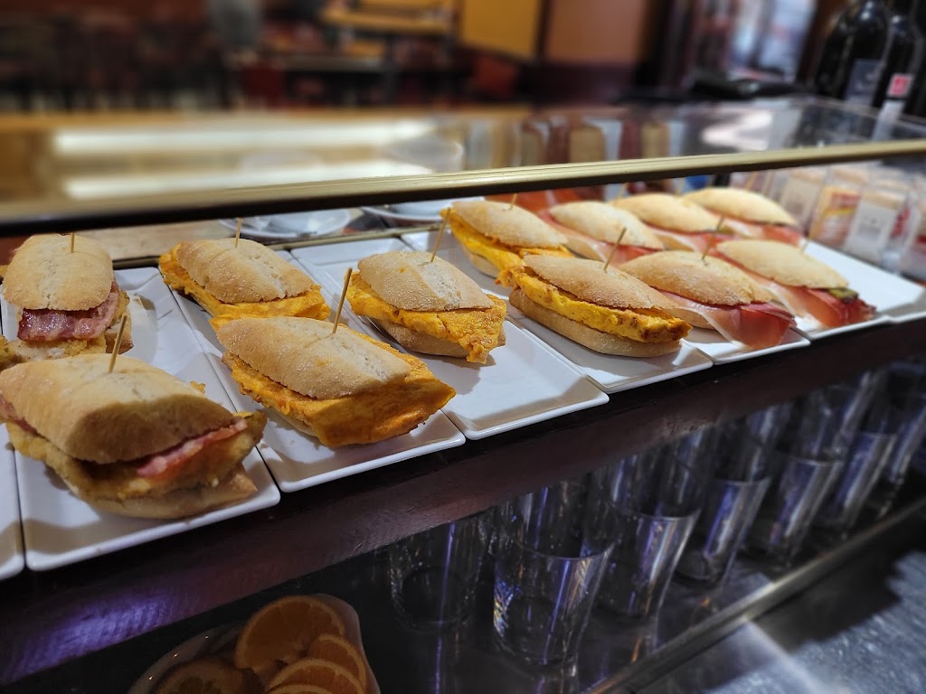 Cafeteria Ametz — Comida y bebida