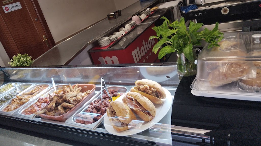 Bar cafeteria los amigos — Comida y bebida