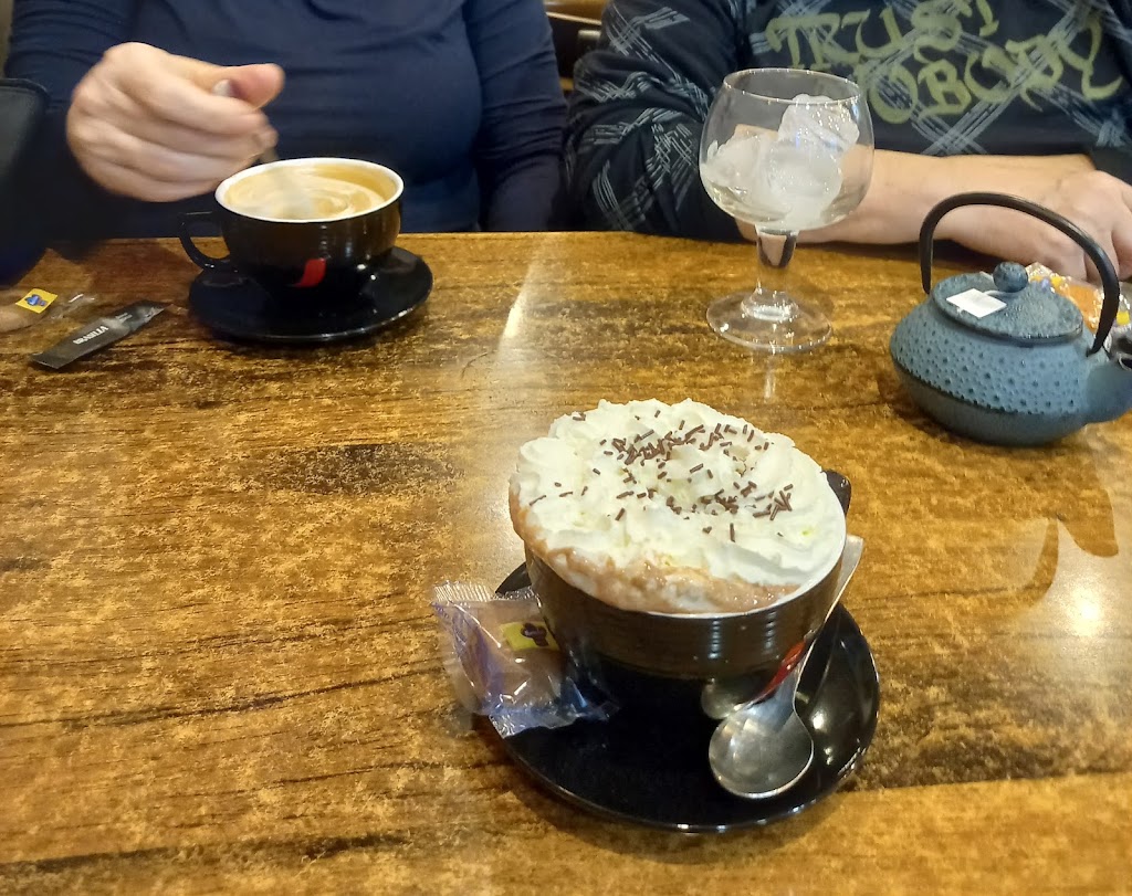 Cafe Bulevar — Comida y bebida