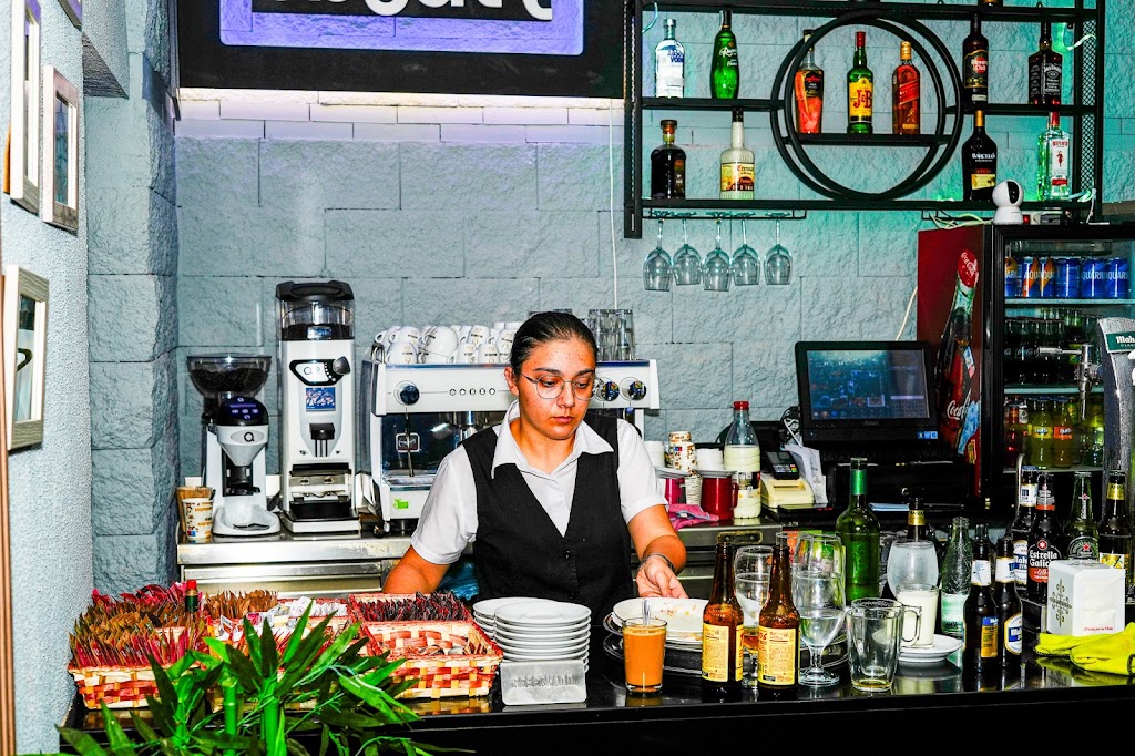 Cafe Bugaty Bar — Ambiente