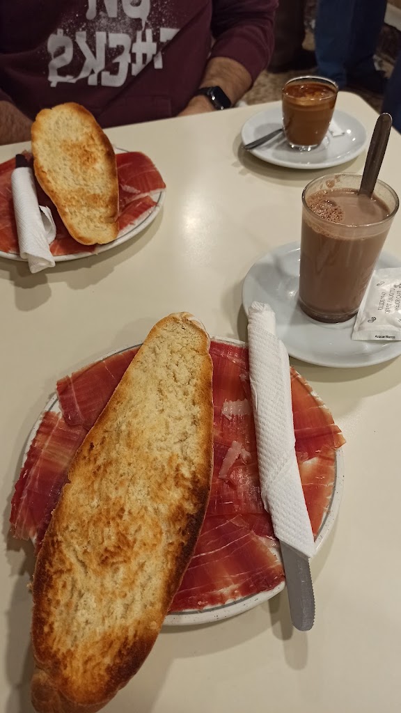 Bar El Aguila — Comida y bebida
