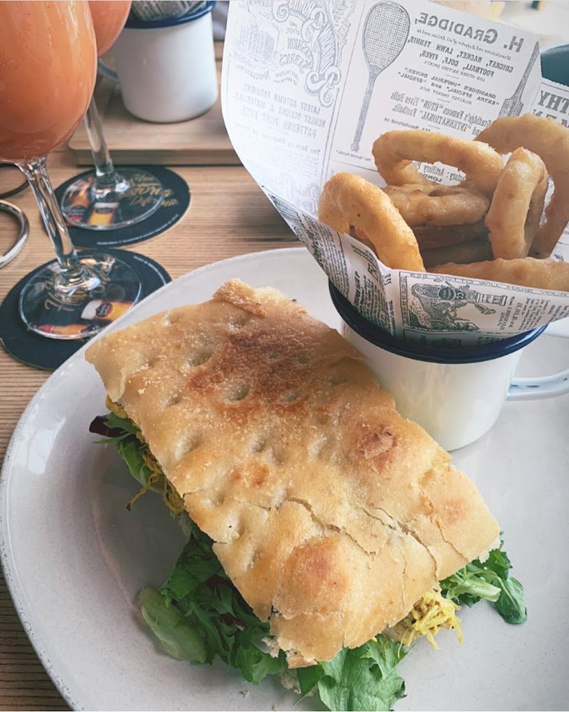 The Grand Cafe, Coffee & Burger — Comida y bebida