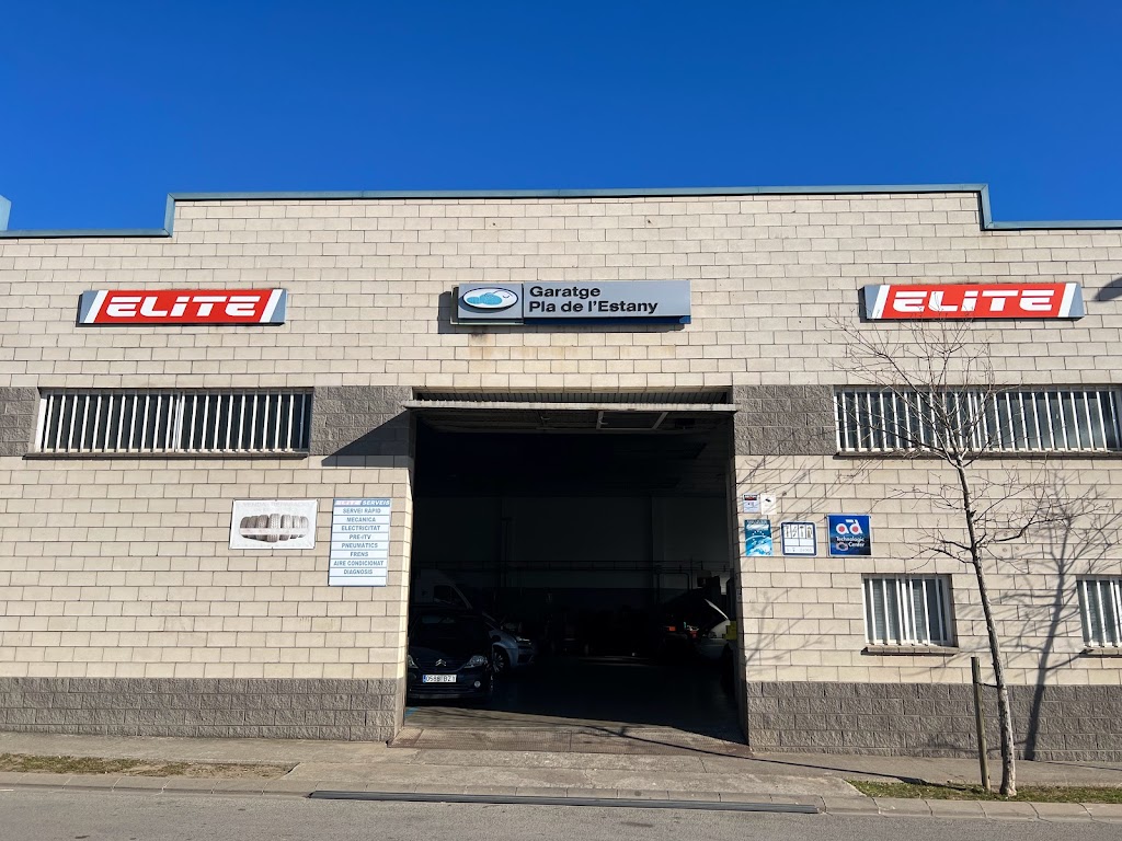 Garatge Pla De L'Estany — Exterior
