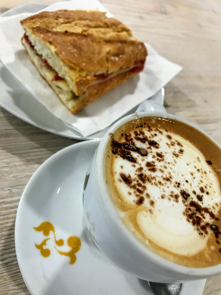 Forn de pa / Cafeteria Amelia — Comida y bebida