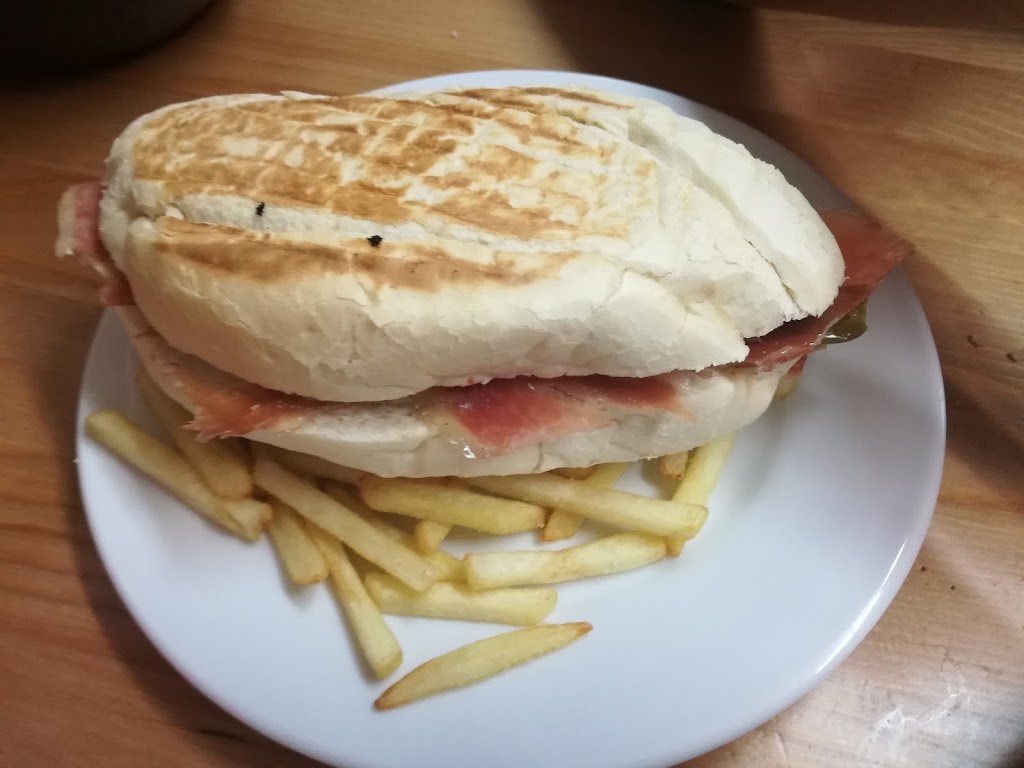 Bar La Esponjita — Comida y bebida