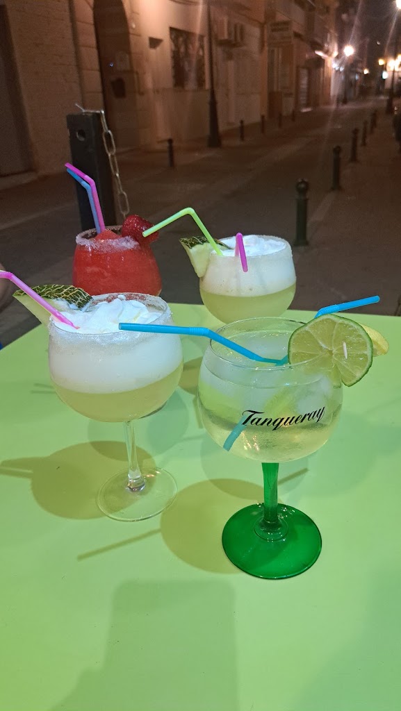 Majesty Bar — Comida y bebida