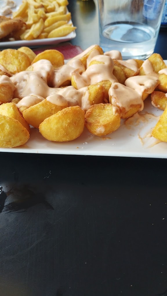 Restaurant Black and White La Pineda — Comida y bebida