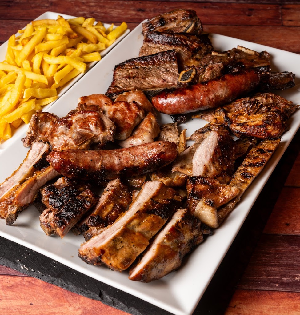 Pulperia Ruedo Asador — Comida y bebida