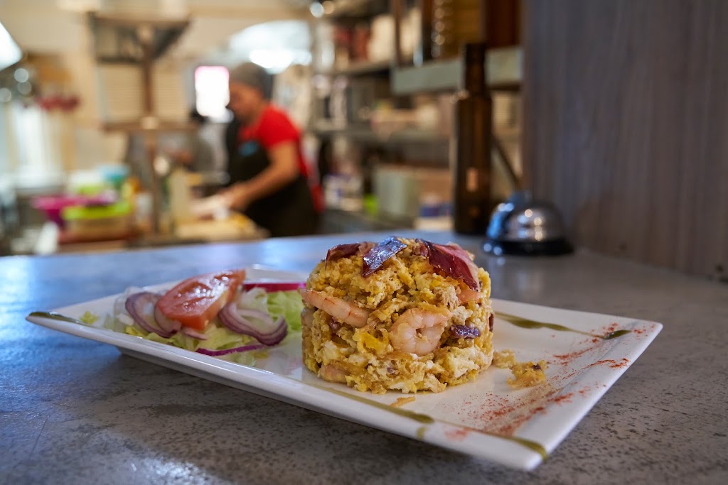 La Martina Tapas y Vinos — Comida y bebida