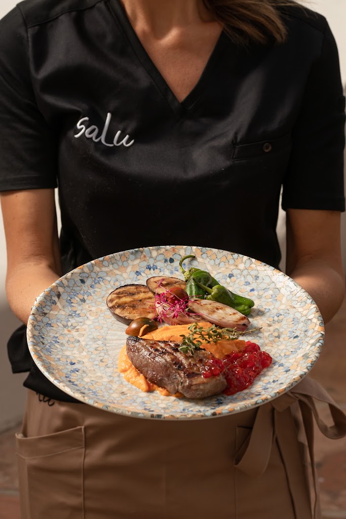 Salu Grill & Wine Restaurant — Comida y bebida