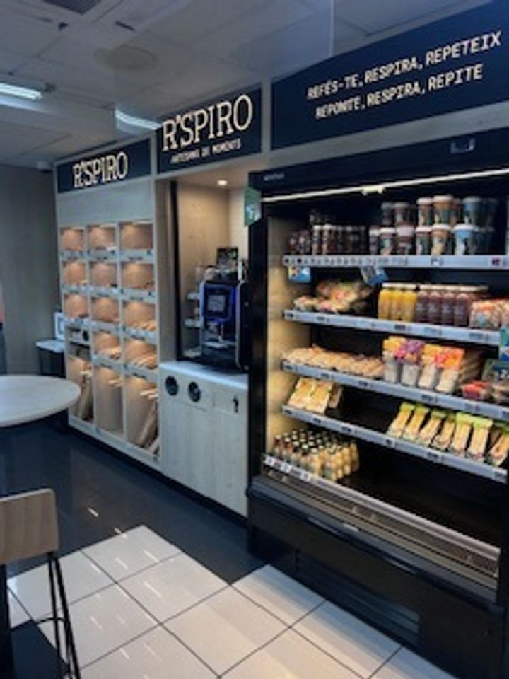 Estacion de servicio Moeve, antes Cepsa — Interior