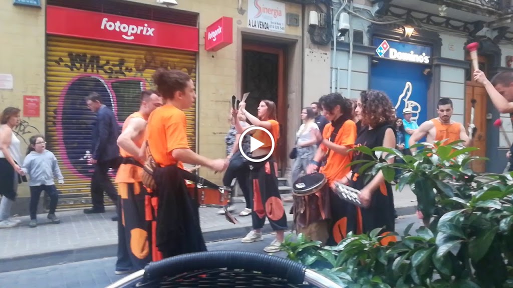 Le Petit Cafe/ Taverna de la Rambla — Videos