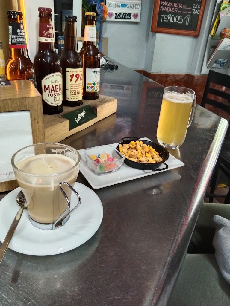 Manhattan Bar — Comida y bebida
