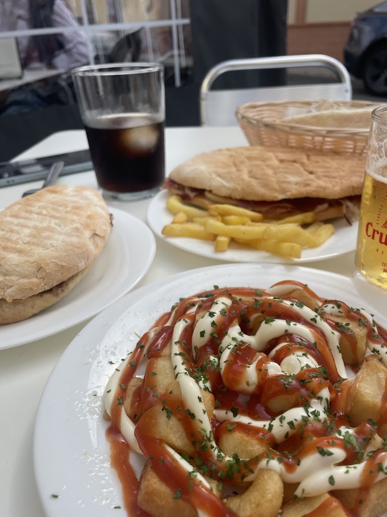 El Chelito Cafe Bar — Comida y bebida